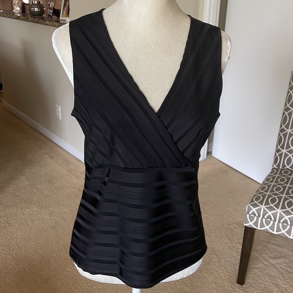 Exit Plus V-Neck Sleeveless Top. Sz XL - Picture 6 of 7